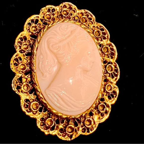 Vintage Cameo brooch 🔥🔥 - Picture 1 of 3